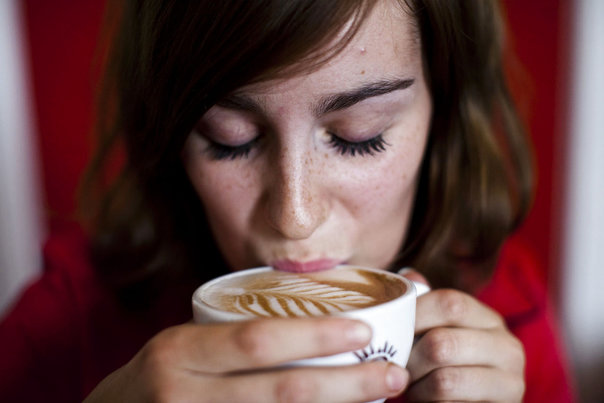 Slut med latte - snup en tude-cortado