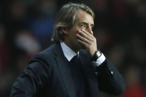 Manchester City-manager Roberto Mancini har med egne ord aldrig set noget lignende, som da holdets Gareth Barry i en upresset situation sendte bolden forbi sin egen målmand, Joe Hart. Foto: STEFAN WERMUTH