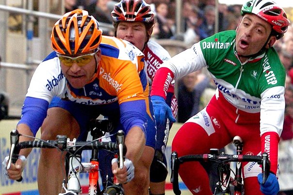 Steven De Jongh (tv) snupper en af karrierens største sejre, da han basker Paolo Bettini i Kuurne-Bruxelles-Kuurne i foråret 2004. Foto: BENOIT DOPPAGNE