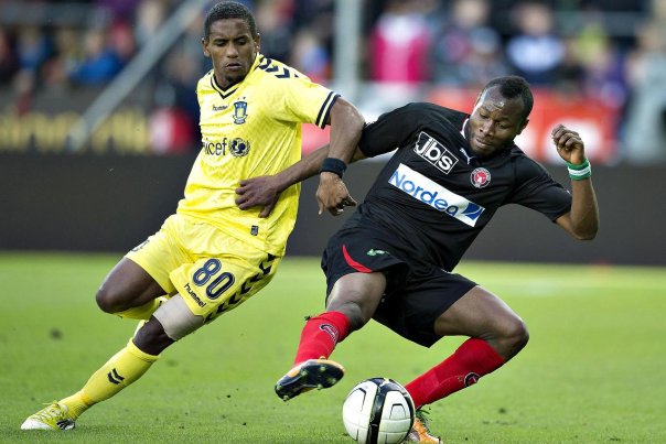 FCMs Sylvester Igboun i duel med Brøndbys Quincy Antipas - Igboun kan være tabt for Superligaen. Foto: Henning Bagger