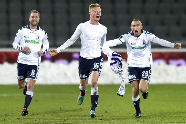 AGF - Silkeborg - Superliga Fodbold Jens Jønsson (AGF) scorede til resultatet 3 - 3 i overtiden på et drømme mål - her jagtes han af fra venstre Hjalte Nørregaard (AGF) og Kasper Povlsen (AGF) Foto: CLAUS FISKER