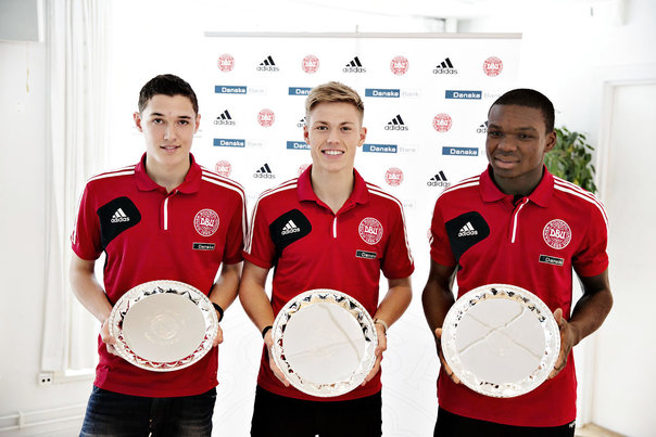 Andreas 'AC' Christensen (tv) modtog fornylig prisen som Danmarks bedste U/17-spiller uddelt af DBU. Foto: Casper Christoffersen