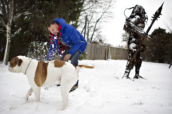 Mikkel Kessler er hjemme i Dragør igen, hvor han leger i sneen med hunden John-John. Foto: Nils Meilvang