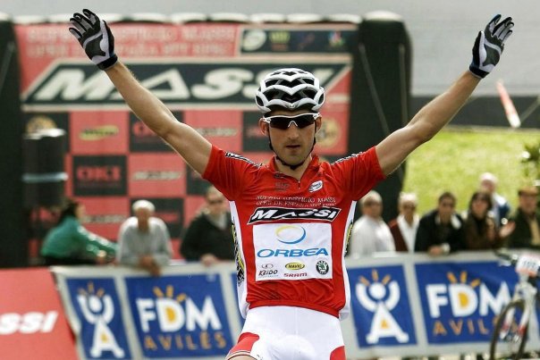 Inaki Lejarreta er død, kørt ned af en forbipasserende billist. Alberto Contador er i chok. Foto: ALBERTO MORANTE