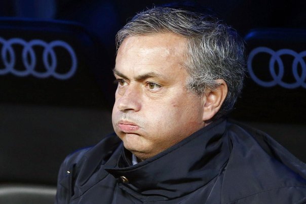 Jose Mourinho puster ud, og giver op. Real Madrid er efterhånden kommet 13 point efter Barcelona, og det tror Mourinho ikke på, Real Madrid kan indhente Foto: JUAN CARLOS HIDALGO