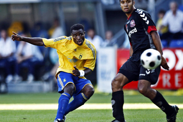 Chris Katongo (tv) ses her i aktion for Brøndby. Nu er han kåret til Afrikas bedste. Foto: Liselotte Sabroe (arkivfoto)