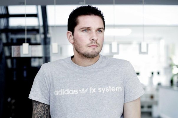 Det er en sur tid for Leon Andreasen. Heldigvis har han vennen Mikkel Kessler, som jævnligt for prygl i bordtennis under genoptræningsfasen. Foto: Jeppe Bøje Nielsen