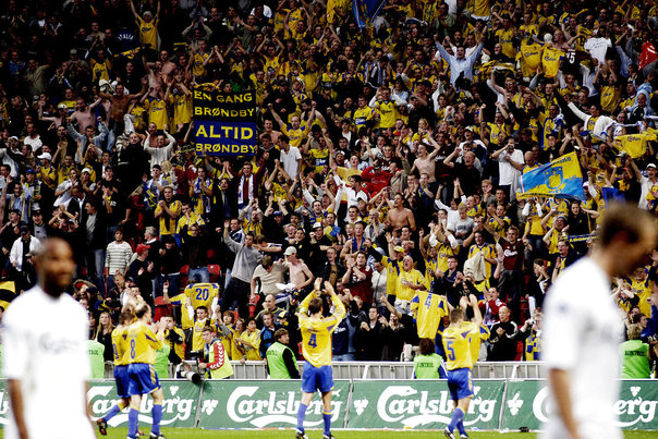 brøndby s spillere og fans tilskuere jubler over sejren over FCK i parken. Brøndby vandt 3-1 Foto: Jacob Schou Nielsen