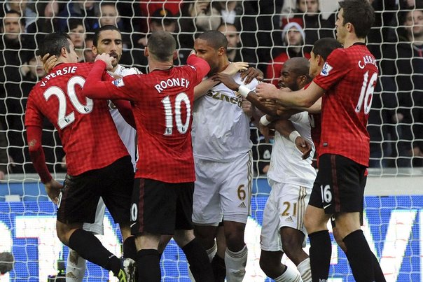 Ashley Williams og Robin van Persie skal nok blive gode venner igen, mener Michael Laudrup. Foto: REBECCA NADEN