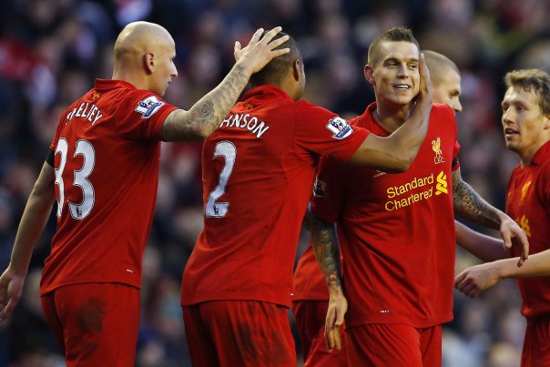 Daniel Agger (2er fra højre) har en stor stjerne hos holdkammeraterne i Liverpool Foto: PHIL NOBLE