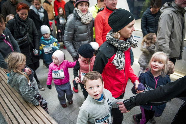 Nogle er nødt til at tage de voksne i hånden, for ellers går de da helt i stå! Foto: Mads Joakim Rimer Rasmussen