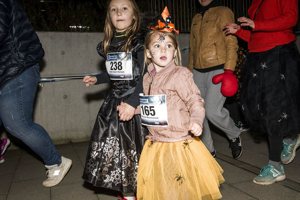 Mange af løberne var klædt ud, som disse to i Halloween-kjoler. Foto: Mads Joakim Rimer Rasmussen