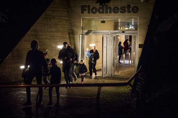 Man skulle tro, at en af flodhestene var sluppe fri, så travlt som folk har med at komme ud derfra. Foto: Mads Joakim Rimer Rasmussen