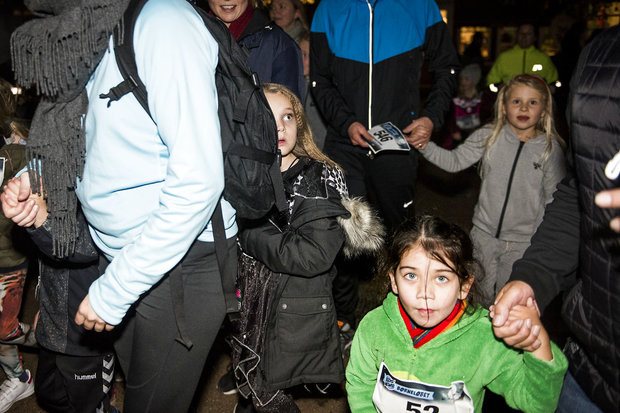 Det var småkoldt, så de fleste løb med lidt ekstra tøj på. Foto: Mads Joakim Rimer Rasmussen