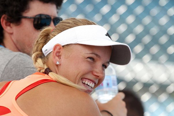 Caroline Wozniacki havde kæresten og måske sin forlovede ved sin side ved dagens træning i Brisbane.  Foto: TERTIUS PICKARD