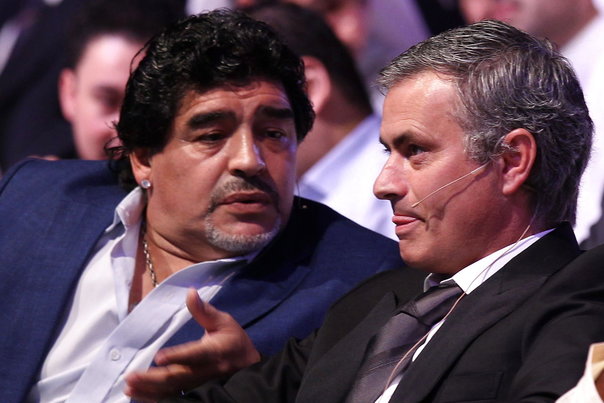 Legenden Diego Maradona mener, at folk bør stå bag José Mourinho, der som træner træffer beslutningerne om, hvem der skal spille. Foto: ALI HAIDER