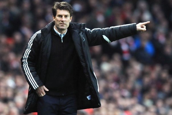 Jeg skal den vej - fremad. Michael Laudrup kan køre sig selv i stilling til et job i den absolutte top i England, hvis Swansea fortsætter sæsonen på samme måde som hidtil. Foto: OLLY GREENWOOD