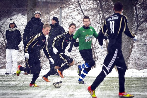 Der venter spillerne hårde betingelser i vintertræningen - som her AaB mod Viborg i sidste vinter. Foto: Preben Madsen