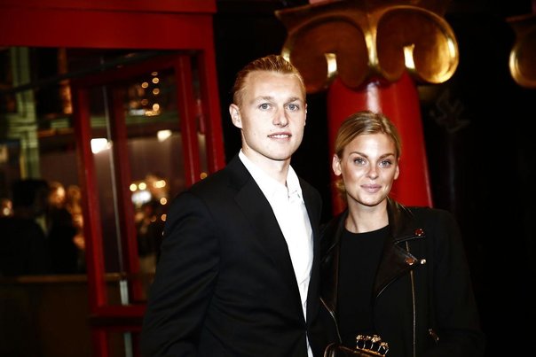 Simon Kjær med veninde ankommer til Dansk Fodbold Award 2012 i Cirkusbygningen mandag aften d.12.november 2012. Nu skal de være forældre. (Foto: Martin Sylvest/Scanpix 2012) Foto: Martin Sylvest