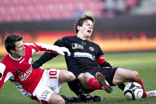 Mads Albæk (th) - et offer for slavehandel i FC Midtjylland? Foto: Henning Bagger