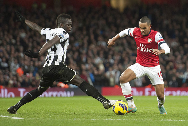 Newcastle Uniteds Cheick Tioté (tv) er blevet anholdt for bedrageri. Foto: ALAN WALTER