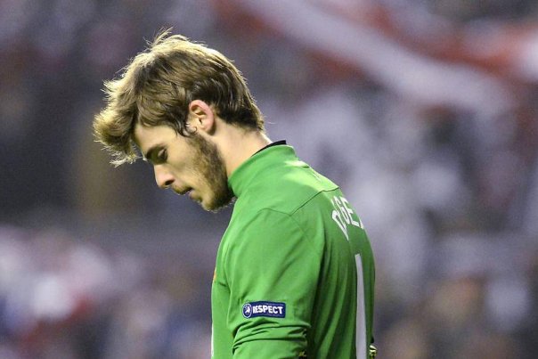 David de Gea har måtte hive bolden ud af eget net mange gange i år. Nu spekuleres der i, om Ferguson vil smide ham ud og hente en moden målmand. Foto: FELIX ORDONEZ